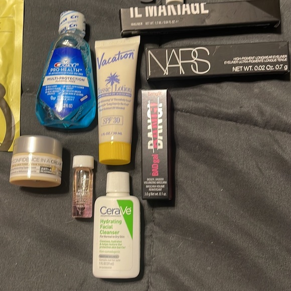 SOLD Beauty Sample Set - Picture 3 of 4